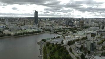 Serbien, belgrad - juni 16, 2022. antenn se av en sommar stad på en blå molnig himmel bakgrund. stock antal fot. flygande ovan grön gator och byggnader. foto