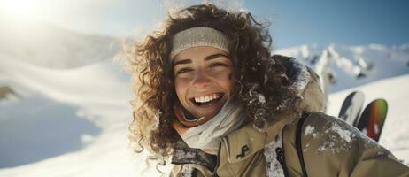 ai genererad en skidåkare med skidor och glasögon är leende i de snö foto
