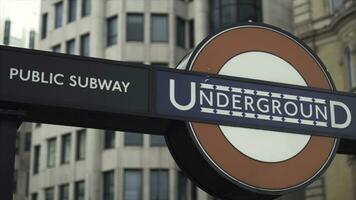 närbild av de modern logotyp av de London transport underjordisk järnväg på de trafalgar fyrkant till charing korsa. handling. känd England landmärken foto