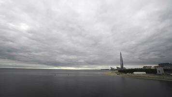 Ryssland, st. Petersburg, panorama- se av skyskrapa lakhta Centrum på dag tid. handling. högsta skyskrapa i Europa och de tung molnig himmel ovan neva flod. foto