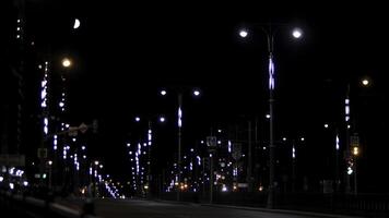 tömma bostads- gata i de sent kväll med väg tecken och lyktor på svart himmel bakgrund. stock antal fot. natt urban gata belyst förbi neon lampor. foto