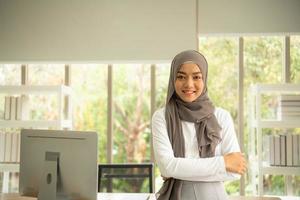 arabisk affärskvinna som bär hijabarbete på kontoret foto