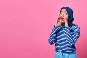 porträtt av skrikande ung asiatisk kvinna med chockat uttryck
