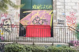 aten, Grekland, december 15 2023 färgrik men olaglig graffiti putsade på väggar och stad byggnad i aten foto