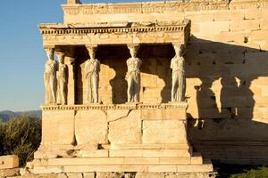 veranda av de karyatider på de erechtheion atop de gammal ruiner av de akropol foto