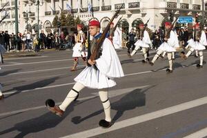 aten, Grekland, december 24 2023 soldat av de president- vakt marscherande mot de parlament för de ceremoniell ändring av de vakt av de grav av de okänd soldat foto