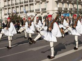 aten, Grekland, december 24 2023 soldat av de president- vakt marscherande mot de parlament för de ceremoniell ändring av de vakt av de grav av de okänd soldat foto