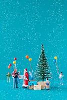 miniatyrfolk, jultomten leverans presentask till barn foto