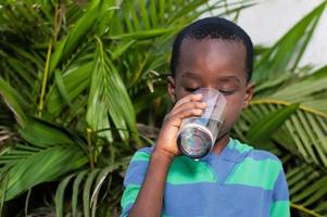 barn dricker vatten. foto