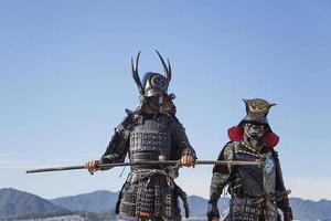 miyajima, japan, 10 oktober 2016 - oidentifierade män utklädda som en samuraj vid itsukushima -helgedomen på ön muyajima, japan. helgedom är unescos världsarvslista sedan 1996. foto