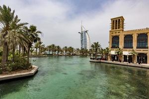 dubai, uae, 8 maj 2015 - oidentifierade personer på madinat jumeirah i dubai. madinat jumeirah omfattar två hotell och kluster av 29 traditionella arabiska hus.
