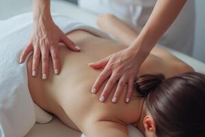 ai genererad närbild av en ung kvinna tar emot tillbaka massage i spa salong foto