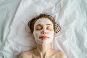 ai genererad topp se av ung kvinna med ansiktsbehandling mask på henne ansikte liggande på säng foto