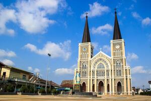 skön kristen kyrka i de blå himmel thailand foto