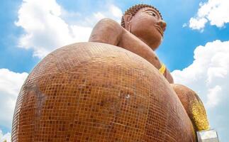 stor buddha staty på wat klang smäll phra tempel staty byggd för människor. och himmel bakgrund foto
