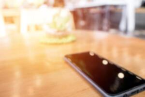 fläck begrepp smart telefon på de trä tabell i kaffe affär för kopia Plats foto
