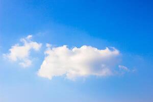 blå himmel och klar moln för bakgrund och kopia Plats foto