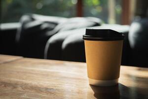 ta bort kopp av kaffe på trä- tabell. foto