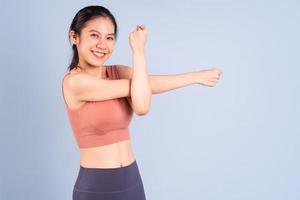 vacker asiatisk kvinna bär sportkläder och gör yoga, fitness och gym koncept foto