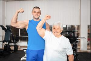 ett äldre pensionär spelar sporter i de Gym foto