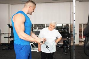 ett äldre pensionär spelar sporter i de Gym foto