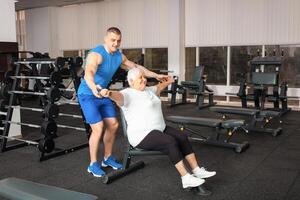 ett äldre pensionär spelar sporter i de Gym foto