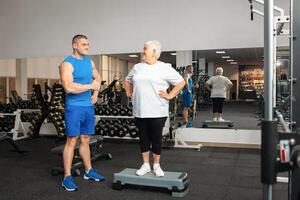 ett äldre pensionär spelar sporter i de Gym foto