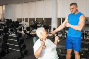 ett äldre pensionär spelar sporter i de Gym foto