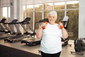 ett äldre pensionär spelar sporter i de Gym foto