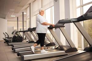 ett äldre pensionär spelar sporter i de Gym foto