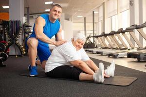 ett äldre pensionär spelar sporter i de Gym foto