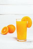 vara skära till ta bort de orange juice till dryck och äta foto