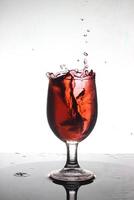 stänk cocktail in i en vin glas foto
