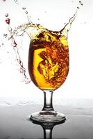 stänk cocktail in i en vin glas foto
