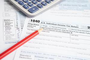 skatteblankett 1040 us individuell inkomstdeklaration, företagsekonomikoncept. foto