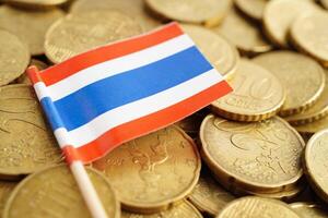 thailand flagga på mynt bakgrund, finansiera och bokföring, bank begrepp. foto