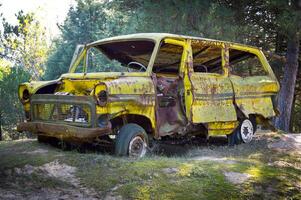 övergiven gammal gul minibus foto