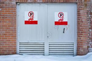 snö täckt gränd röd metall dörr ingång foto