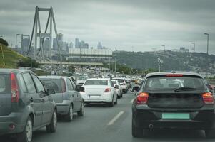 bosphorus bro trafik på rusa timme foto