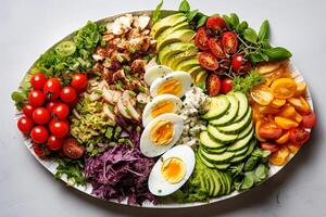 ai genererad en tallrik med en sallad med ägg, tomater, avokado och Övrig grönsaker foto