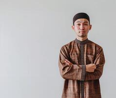 ai genererad ung asiatisk muslim mannens ramadan porträtt foto