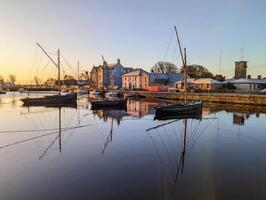 skön soluppgång landskap med gammal trä- båtar galway horor på claddagh i galway stad foto