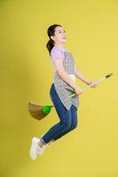 ung asiatisk hemmafru poserar på gul bakgrund foto