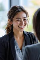 ai genererad ung japansk leende kvinna i jacka. företag vänlig förhandlingar foto