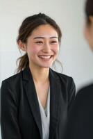 ai genererad ung japansk leende kvinna i jacka. företag vänlig förhandlingar foto