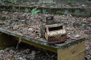 en radioaktiv gammal leksak på ett övergivet dagis i staden pripyat foto