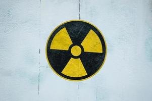 gul symbol för radioaktivitet i Tjernobyl -uteslutningszonen i Ukraina foto