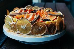 selektiv fokus vegan citruskaka med färgglada kryddor foto
