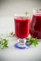 nyligen pressas tjock naturlig juice med massa från mogen röd viburnum i en karaff foto