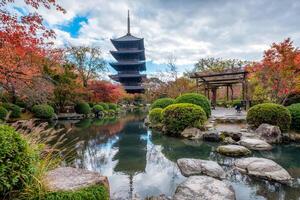 gammal trä pagod i toji tempel av unesco värld arv webbplats i höst trädgård på kyoto foto